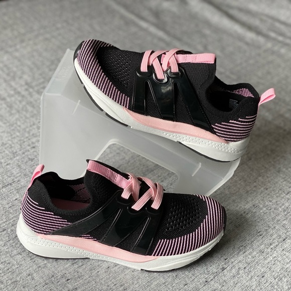 black and pink running shoes